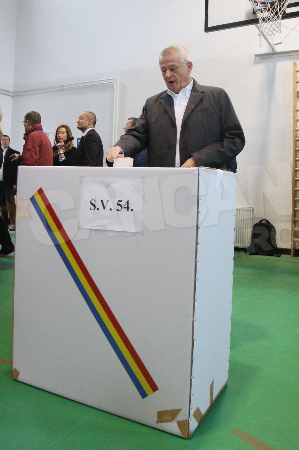 Sorin Oprescu se alatura si in acest an la evenimentul Ora pamantului