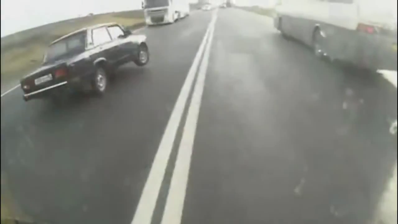 Tanarul sofer a pierdut controlul amsinii sale exact in depasire