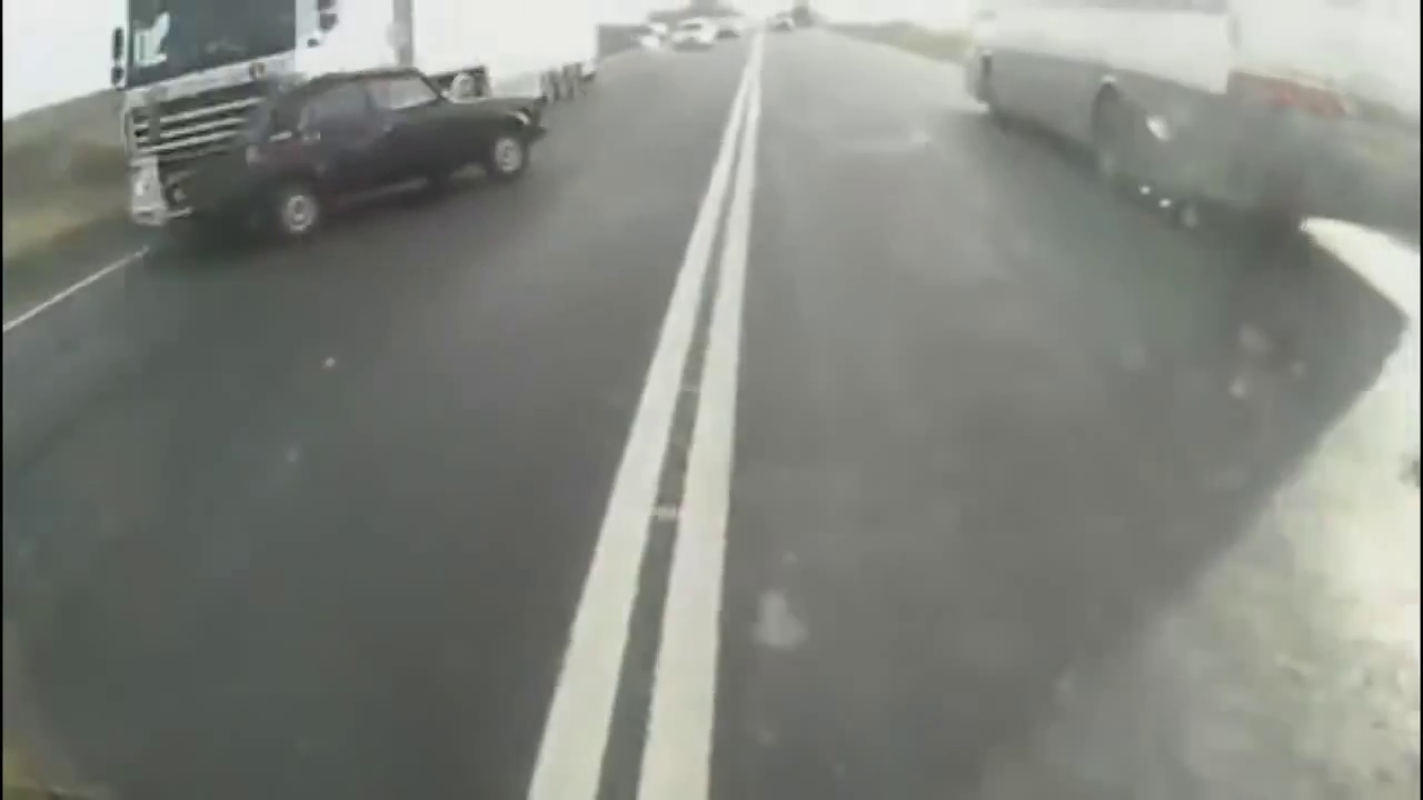 TIR-ul care venea din sens invers nu a mai avut cum sa evite coliziunea