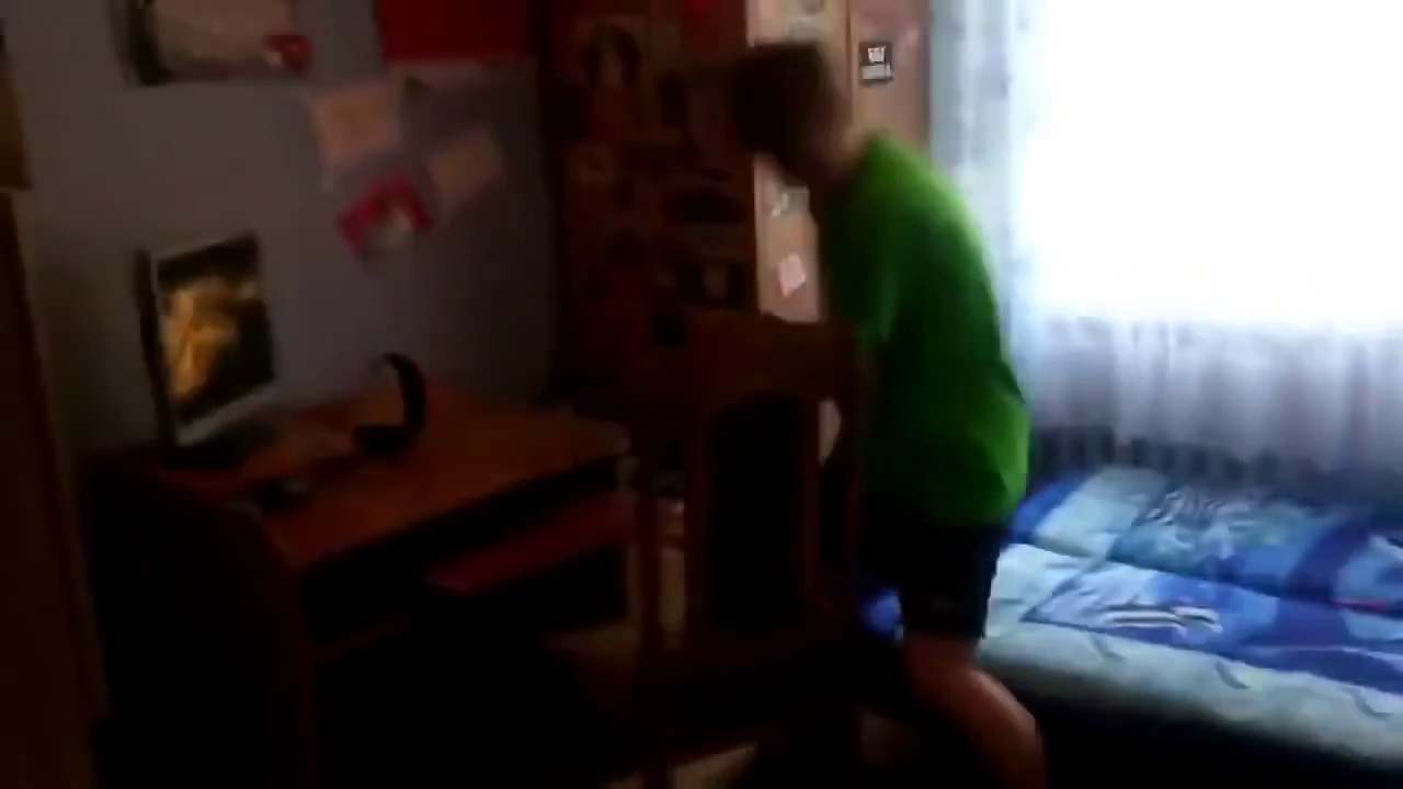 Apoi a urmat tastatura, care a fost zbrodita de podea