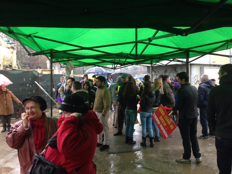 Zeci de oameni s-au adunat sa protesteze in fata Parcului Drumul Taberei