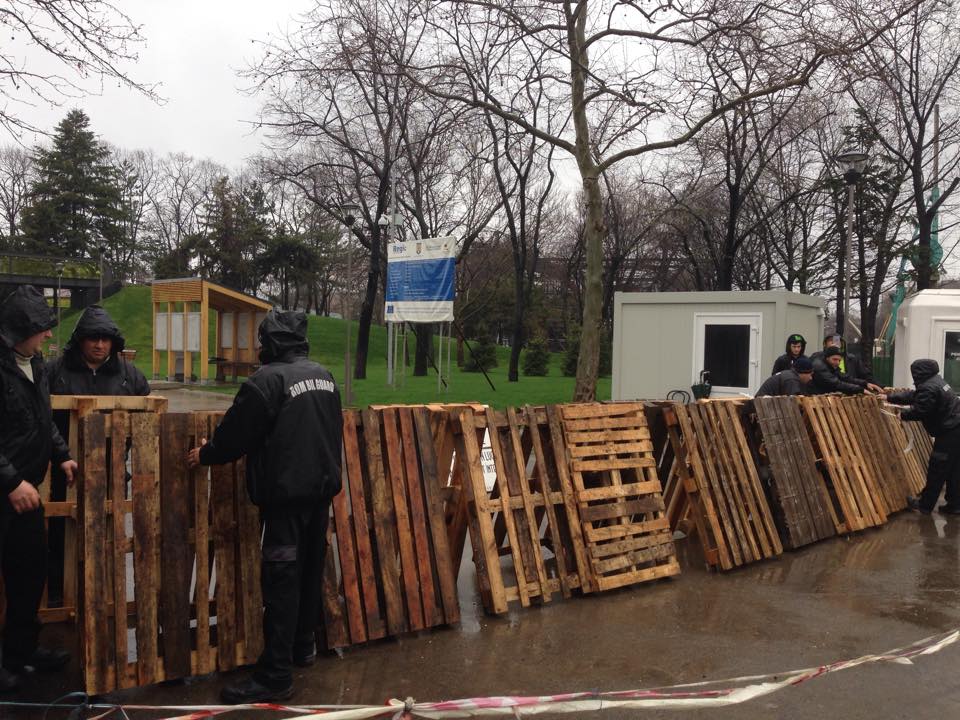 Politistii locali au facut o baricada inainte de protest