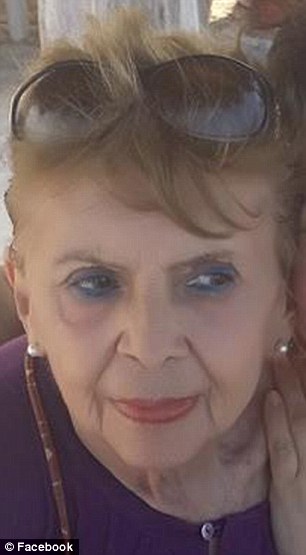 Femeia hranea cainii in fiecare dimineata