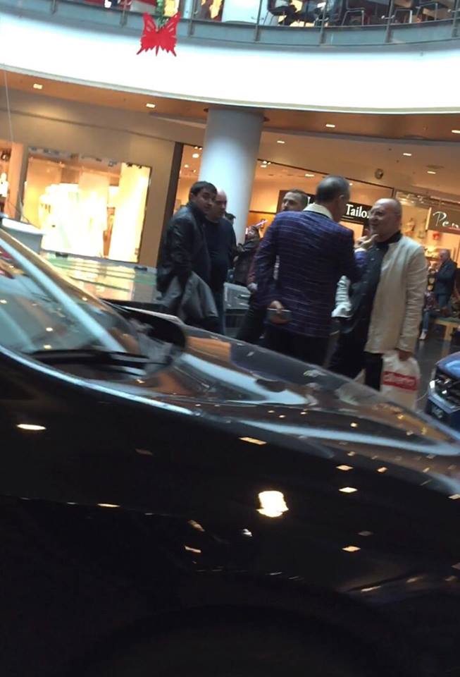 Becali a fost oprit de bucuresteni in mall