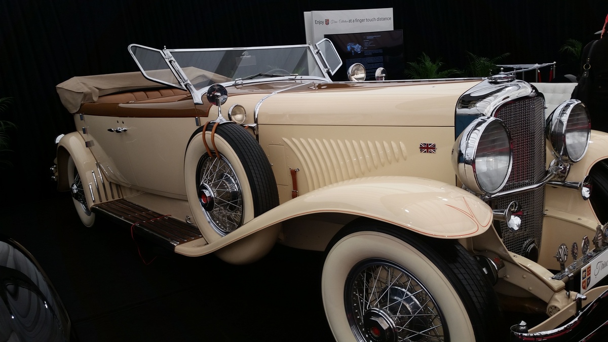 Masinile de colectie detinute de omul de afaceri Ion Tiriac atrag bucurestenii ca un magnet