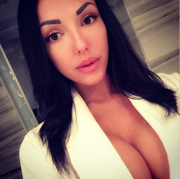 Tanara nu se poate abtine sa nu isi puna in evidenta sanii