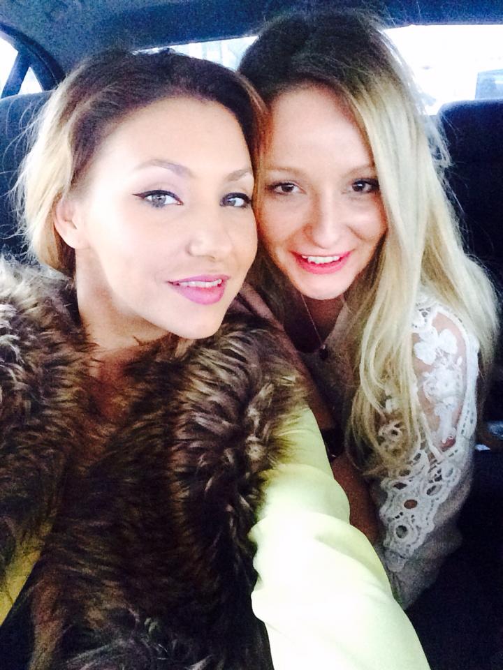 Roxana alaturi de verisoara ei in Grecia