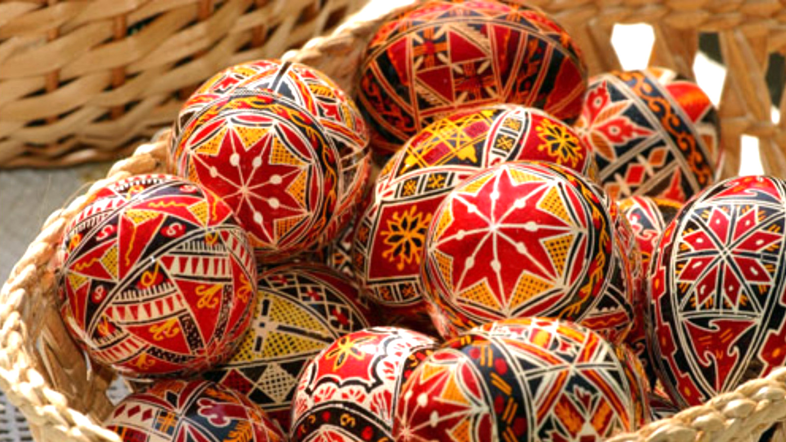 Ouale rosii nu lipsesc de pe masa de Pasti