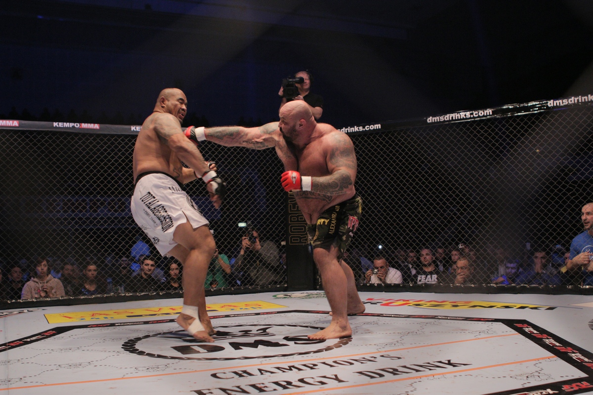 55 de secunde i-au trebuit lui Sandu sa il faca K.O. pe legenda K1, Mighty Mo