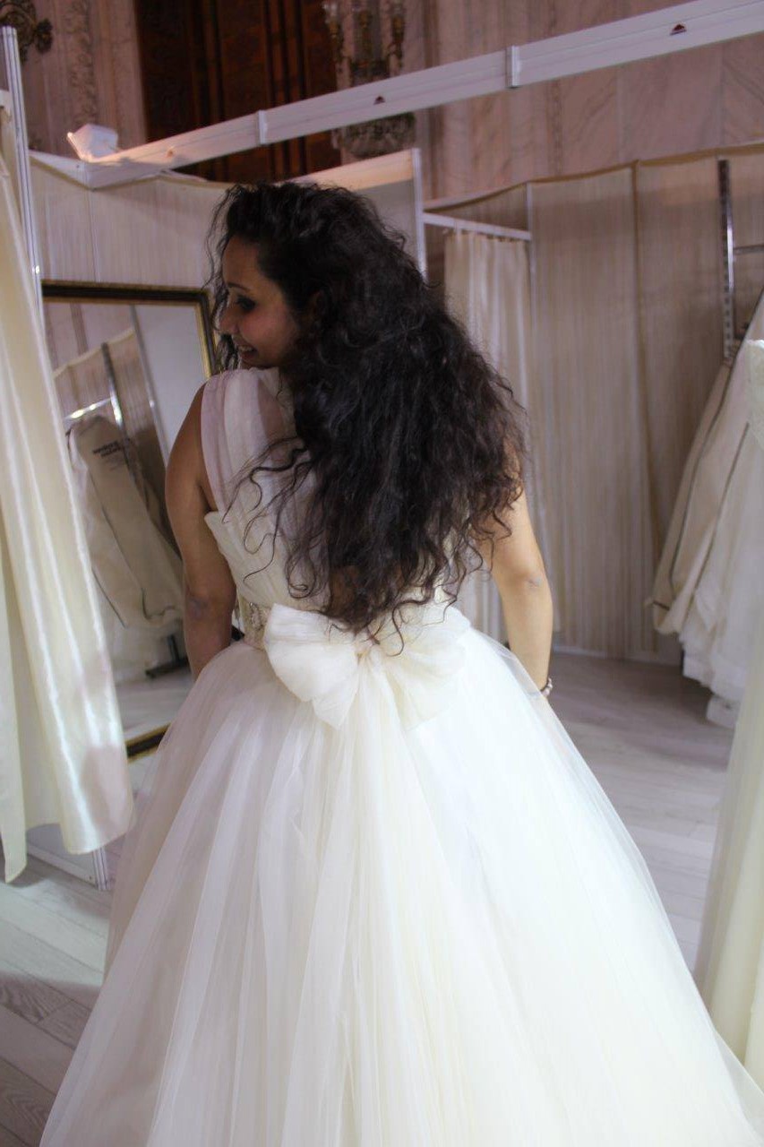 Castigatoarea MasterChef a probat toate rochiile pe care le-a gasit