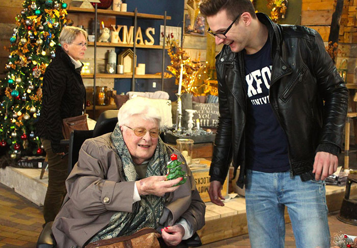 Studentii petrec 30 de ore pe luna cu batranii si primesc gratuit cazare