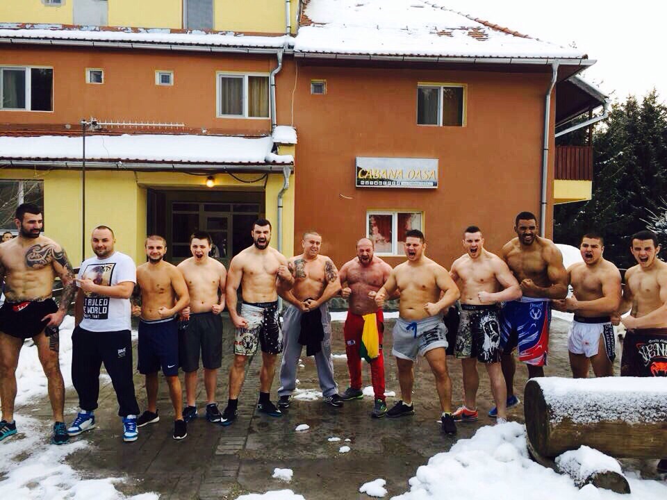 Benny alaturi de colegii sai, printre care si fratii Bogdan si Andrei Stoica