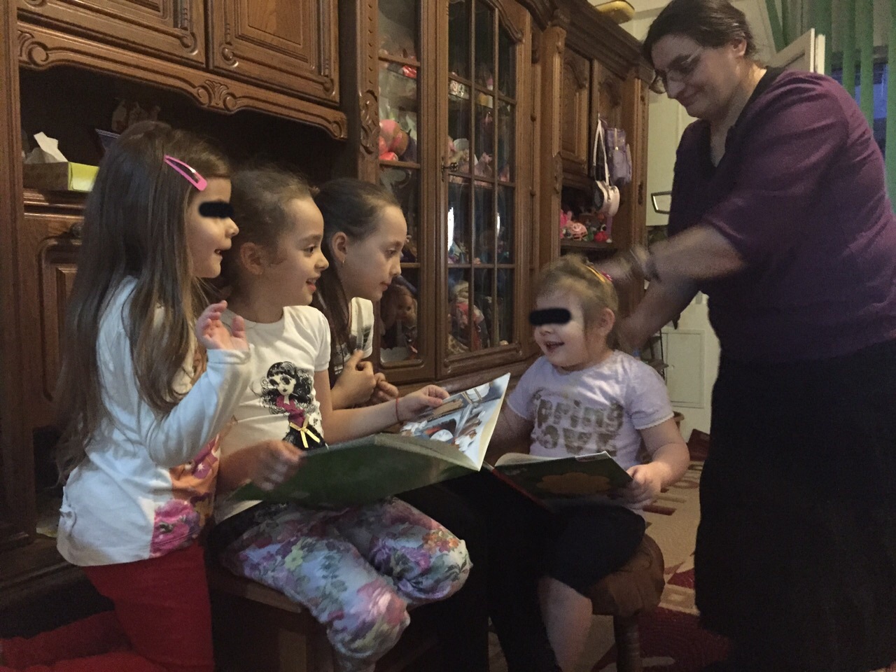 Maicuta Sebastiana alaturi de fiicele ei si de fetele lui Stefan florescu, binefacatorul lor