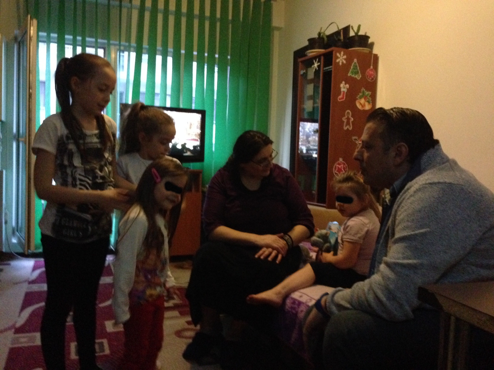 Micutele au primit de la nasul lor o gramada de daruri