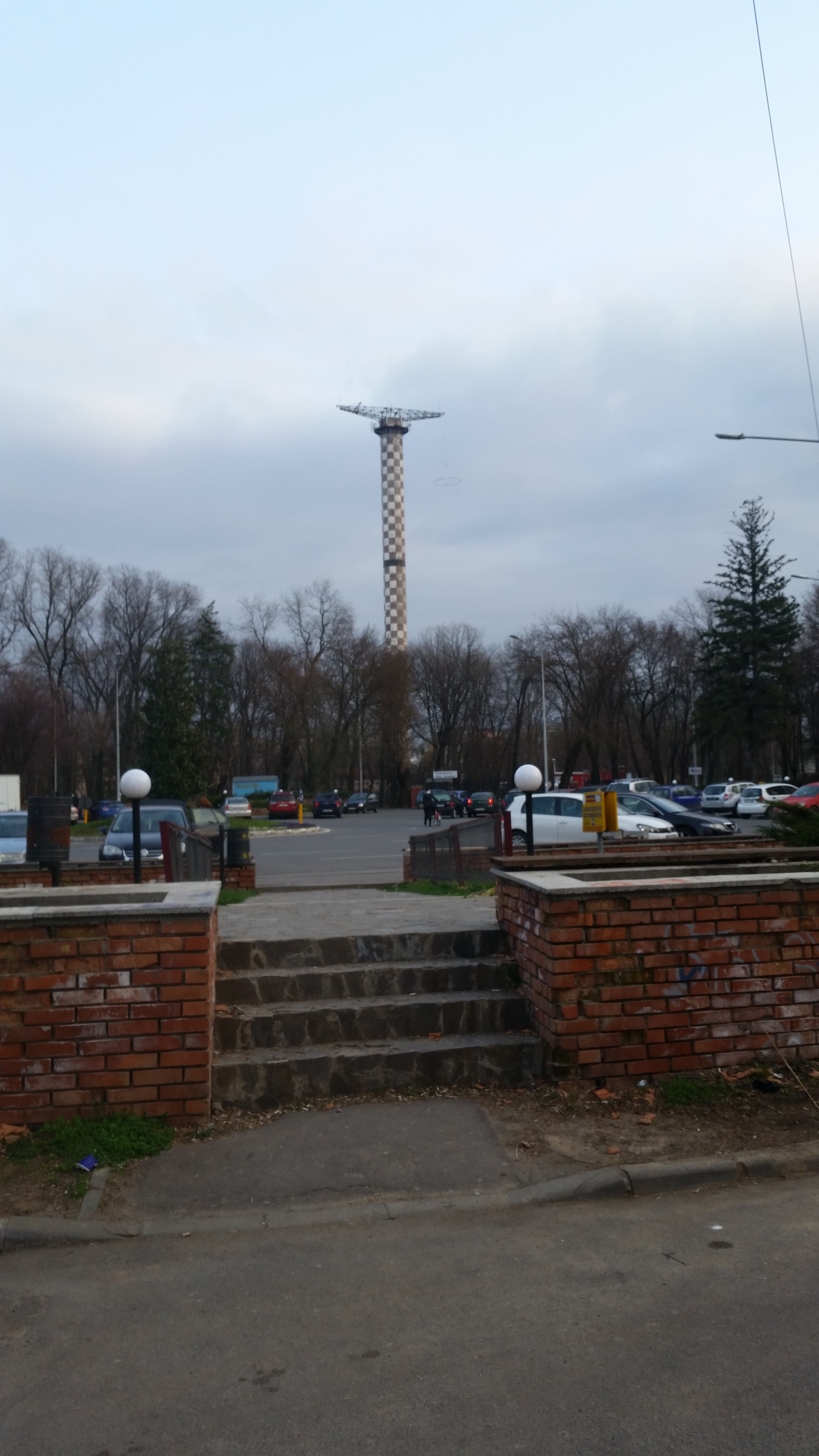 Turnul de parasutism se vede aproximativ din toata Capitala