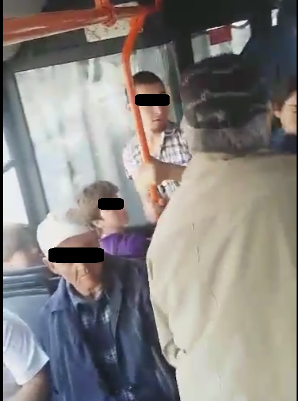 Un alt batran a inceput sa ii care palme femeii care fuma