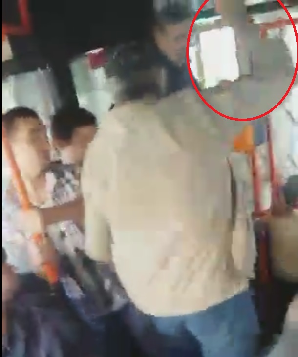 Imediat a inceput un iures la care a participat aproape tot troleibuzul