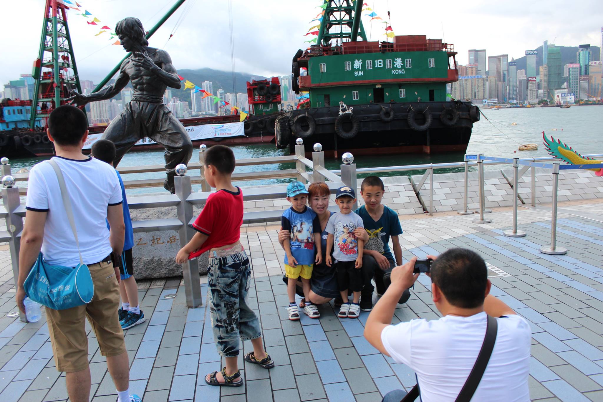 Micul Hercule face furori oriunde se duce