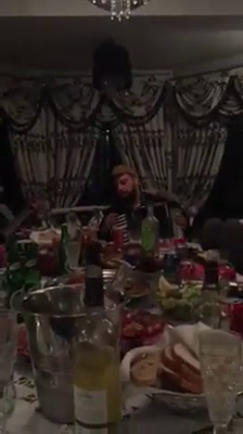 Florin Salam canta la rece la masa de Paste