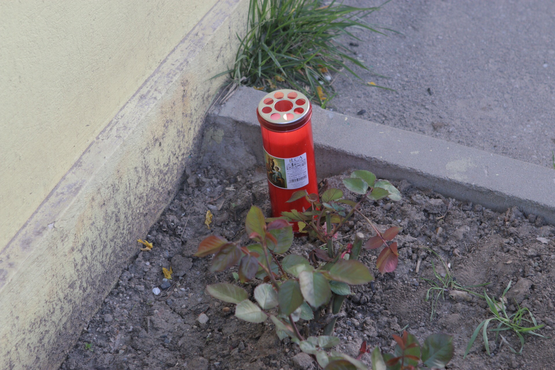 Vecinii au pus o lumanare la poarta