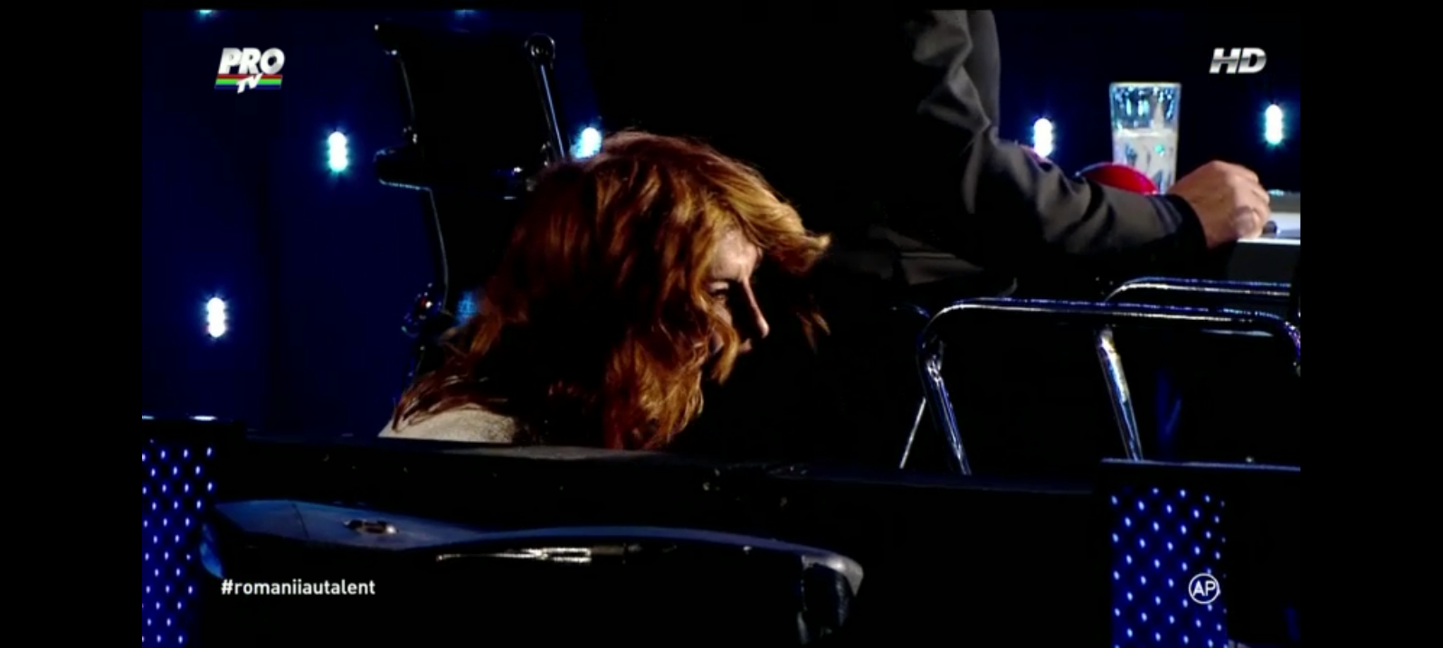 Mihaela s-a ascuns dupa scaun sa poata rade