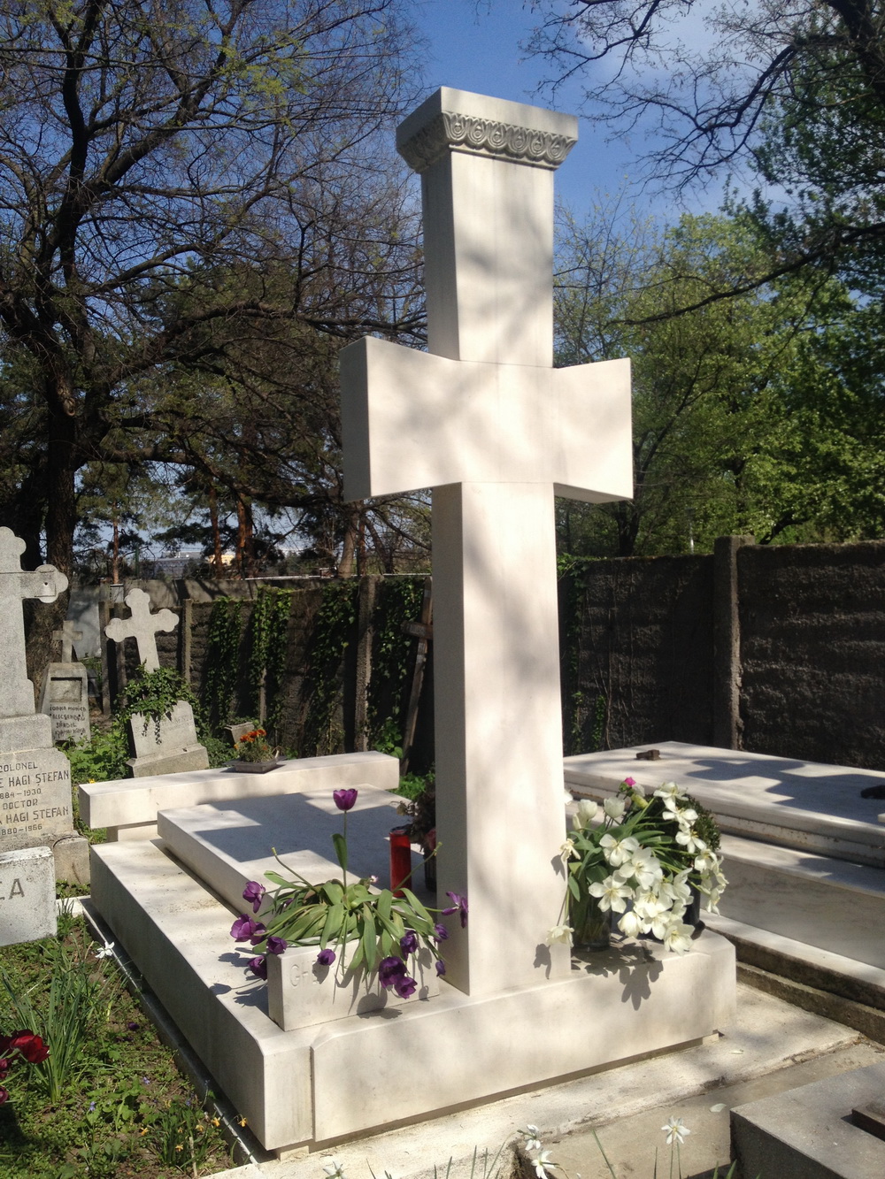 Monumentul funerar al artistului a costat aproximativ 10.000 de euro