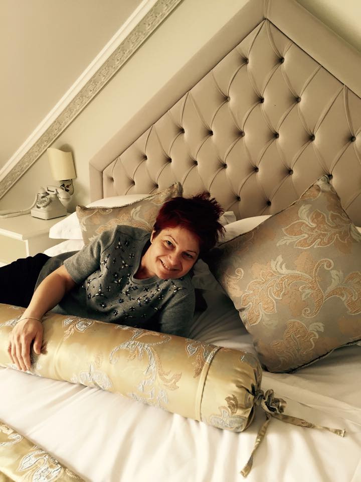 Jumatatea actorului Dragos Mostenescu, Lumi, tolanita intr-un pat in Instanbul