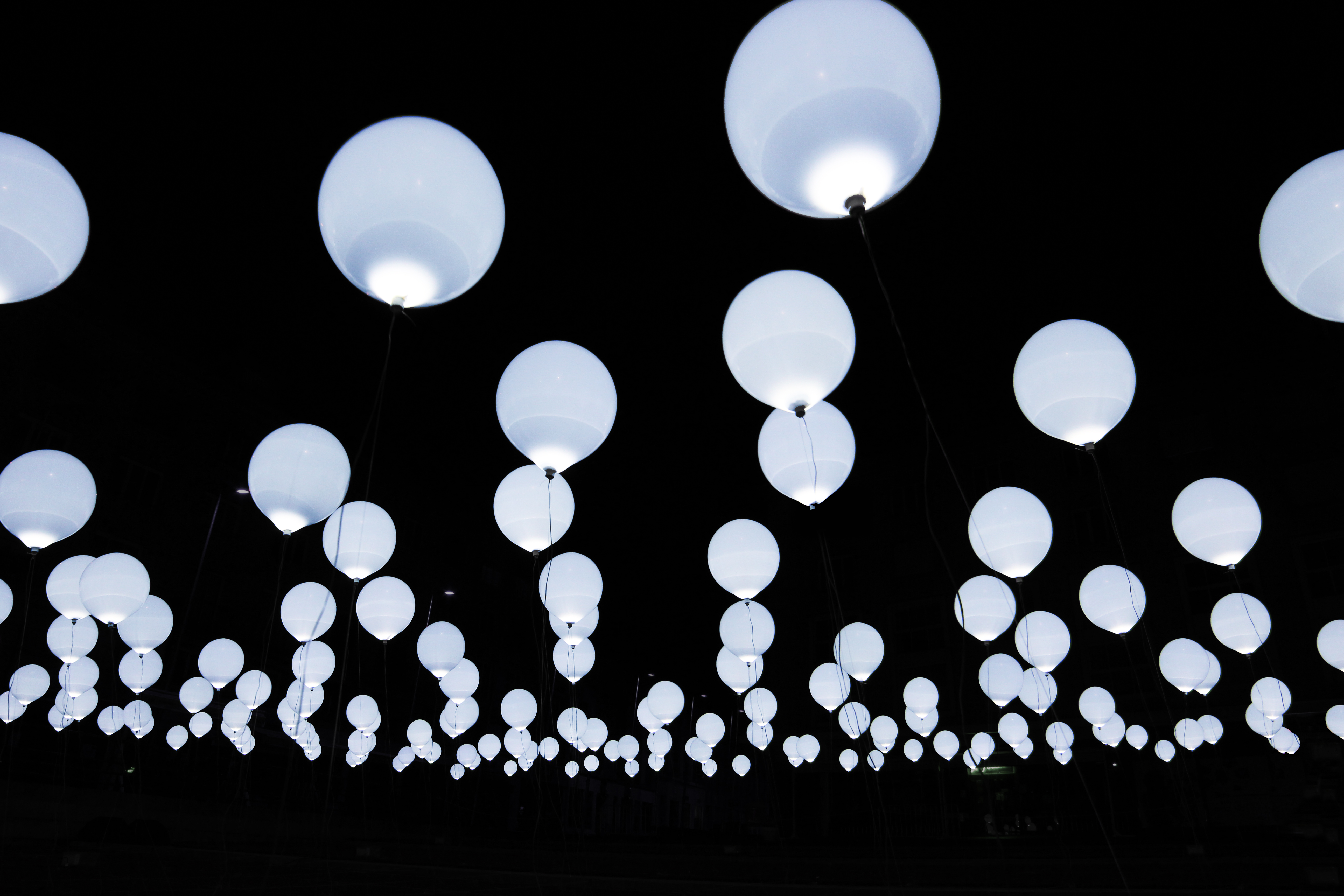 Biblioteca Centrala Universitara, Muzeul National de Arta al Romaniei, fatada Ministerului Afecerilor Interne, Teatrul Odeon, Cercul Militar National, Palatul CEC si Muzeul National de Istorie vor prinde viata si vor completa perfect spatiile expozitionale ale galeriei-gigant in aer liber.