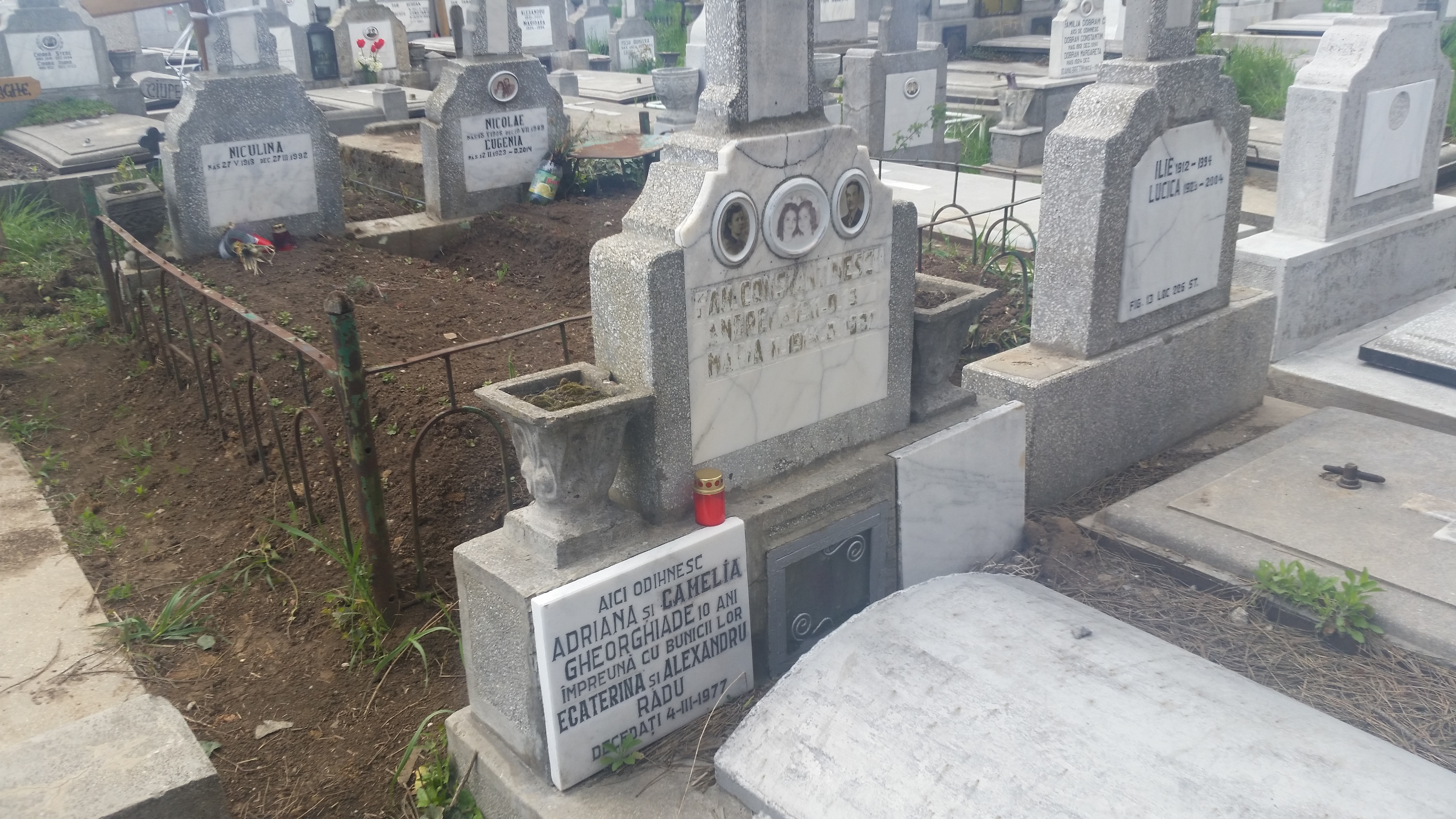 O candela a aparut la mormantul gemenelor