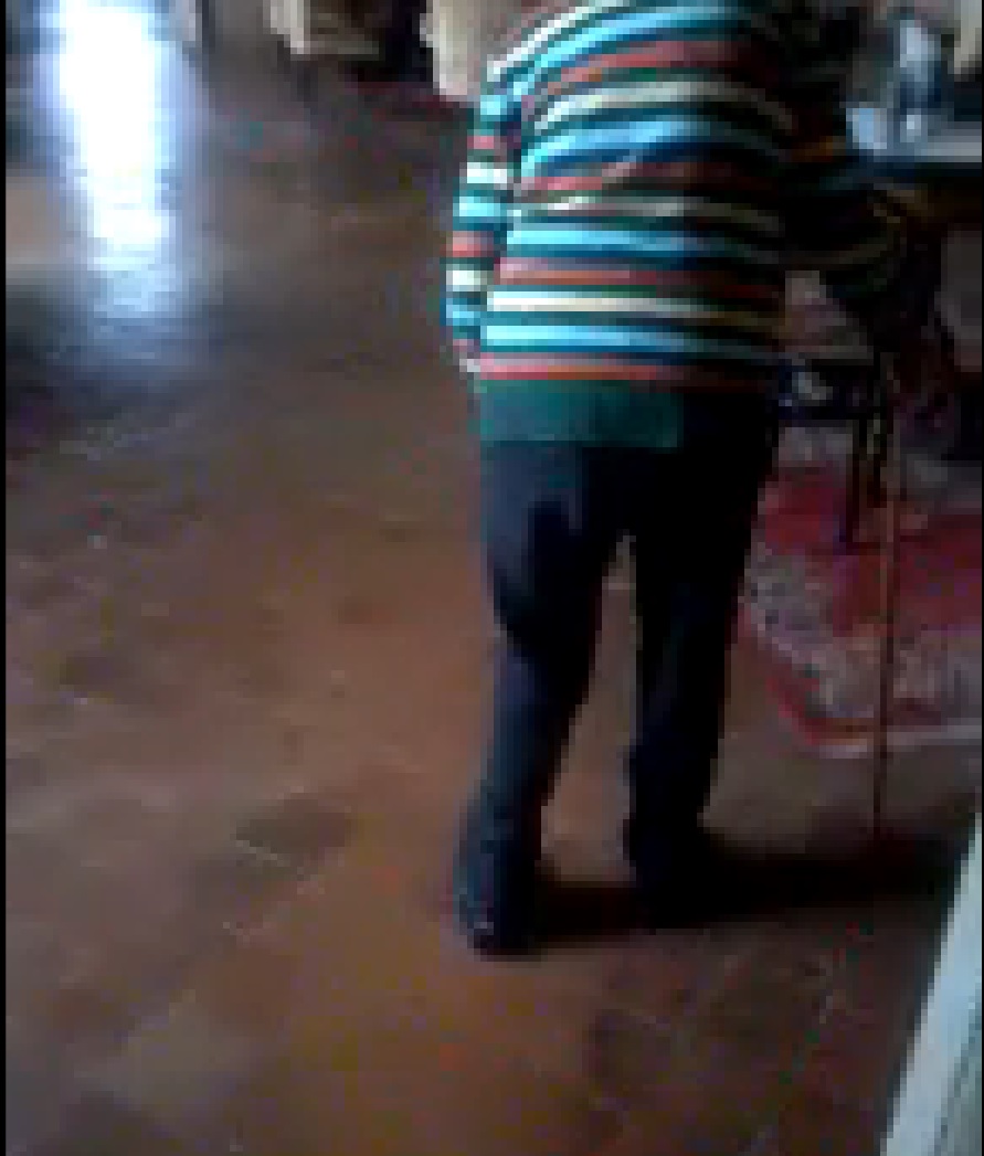 Batrana este filmata din spate chair de cea care o injura