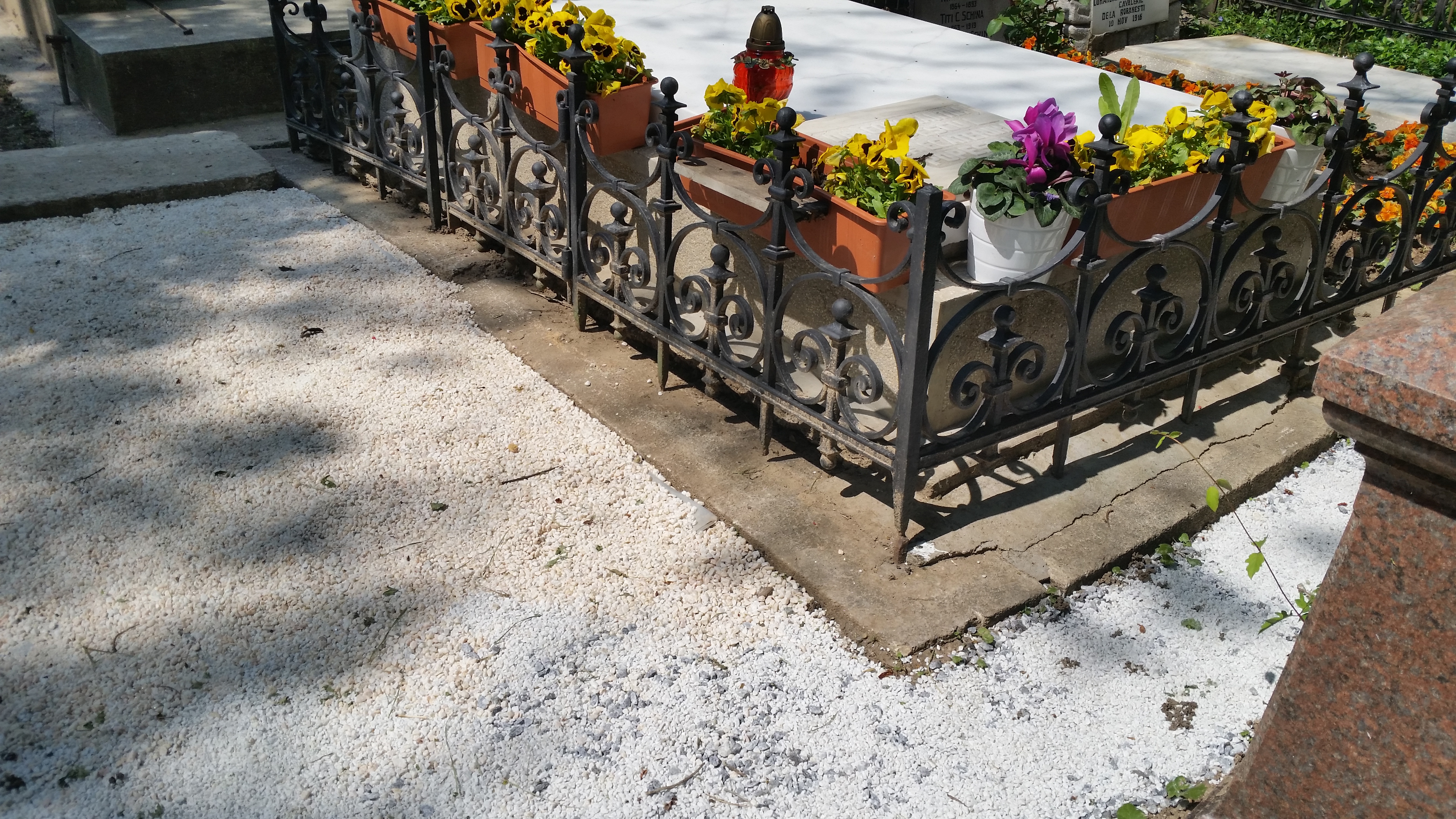 Familia a amenajat pe langa locul de veci o alee din piatra alba