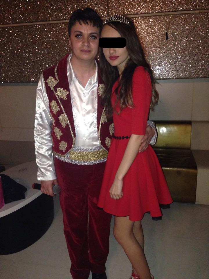 Cristi din Banat se machiaza inainte sa iasa in club