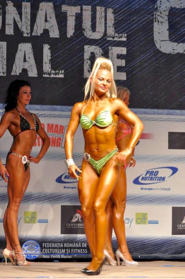 Chiar daca face culturism, tanara atrage toate privirile