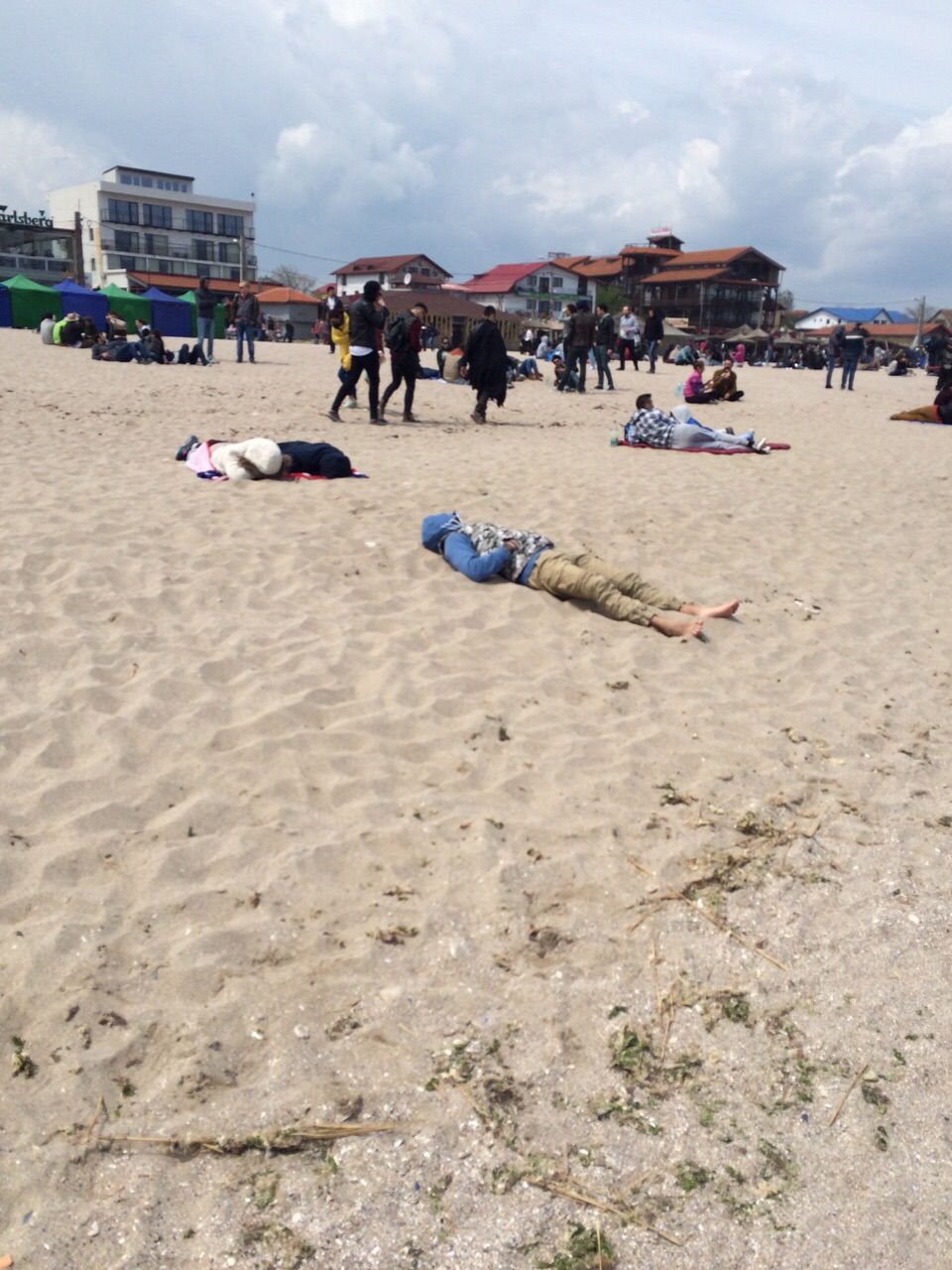 Ametit de la alcool, tanarul a adormit pe plaja chiar daca afara era foarte frig