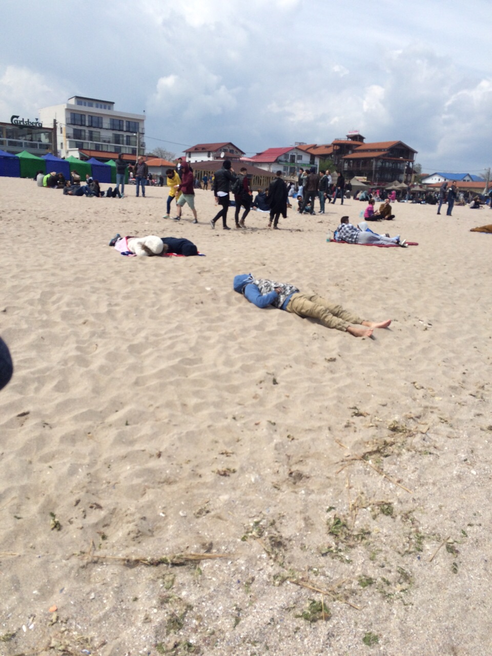 toti care trecea pe langa el il fotografiau si radeau de el