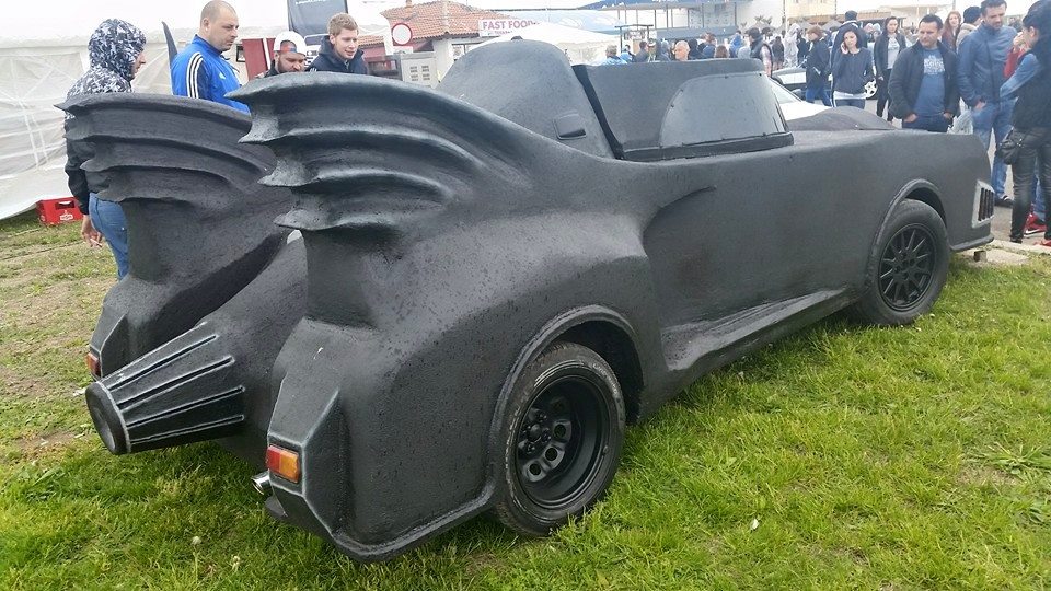 Masina a atras toate privirile turistilor