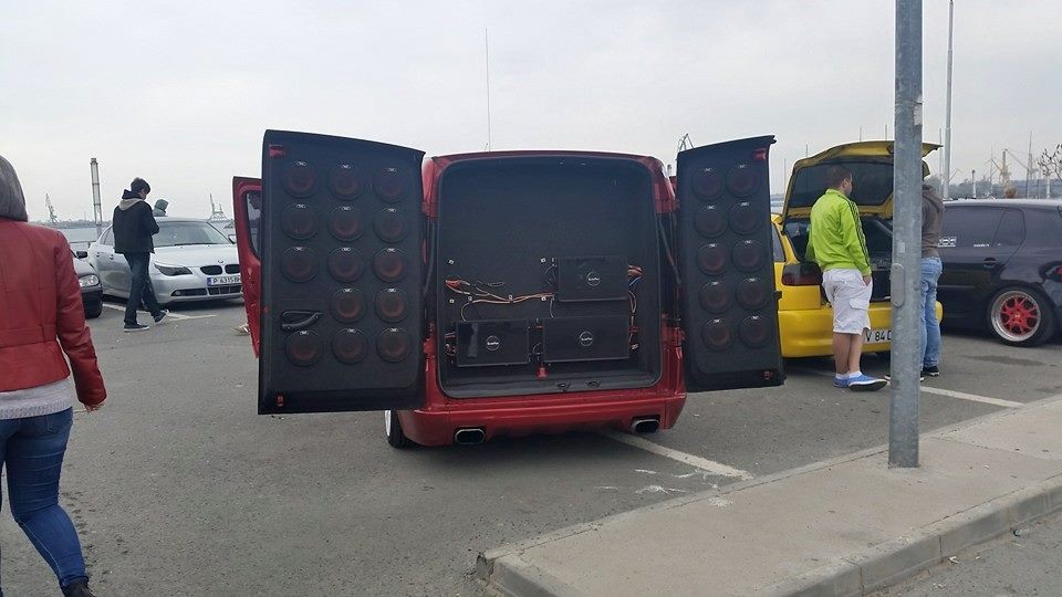 Altii au preferat sa nu investeasca in exterior, ci sa bagi bani in sonorizare