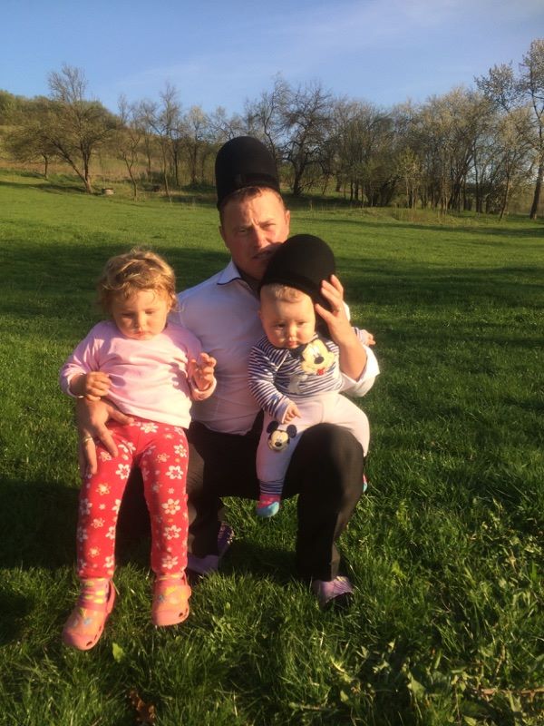 Ghita Ciobanul alaturi de cei doi prunci ai sai