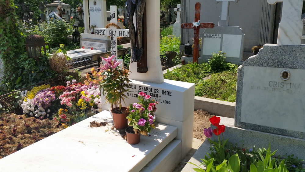 Fiul cascadorului vine aproape saptamanal la mormantul parintelui sau