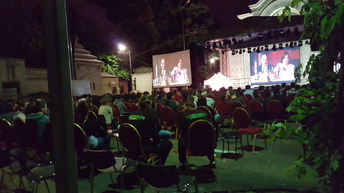 Peste 25.000 de persoane au vizitat sambata noaptea cimitirul Bellu