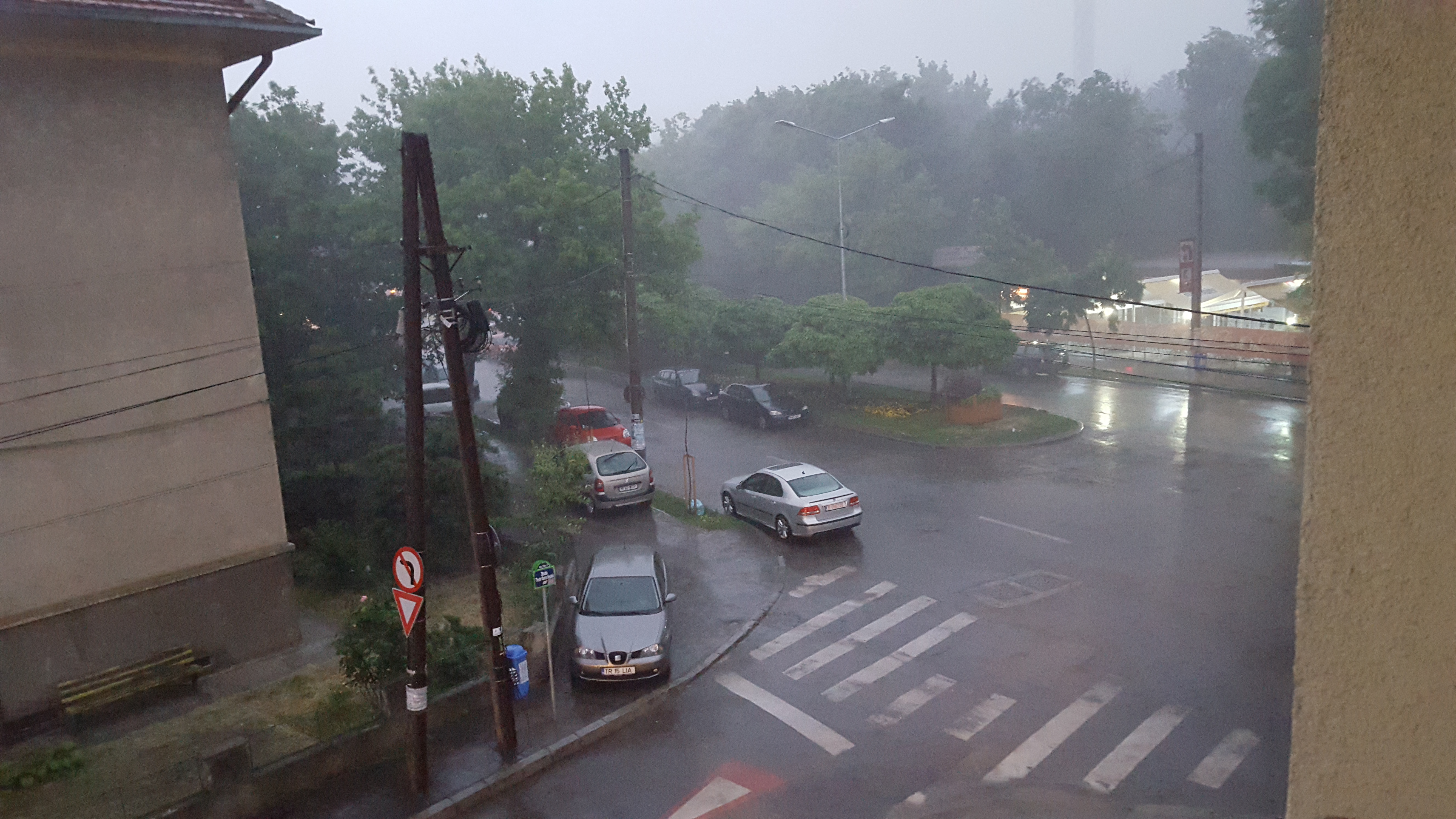 Bucurestenii au fost luati pe nepregatite de ploaie