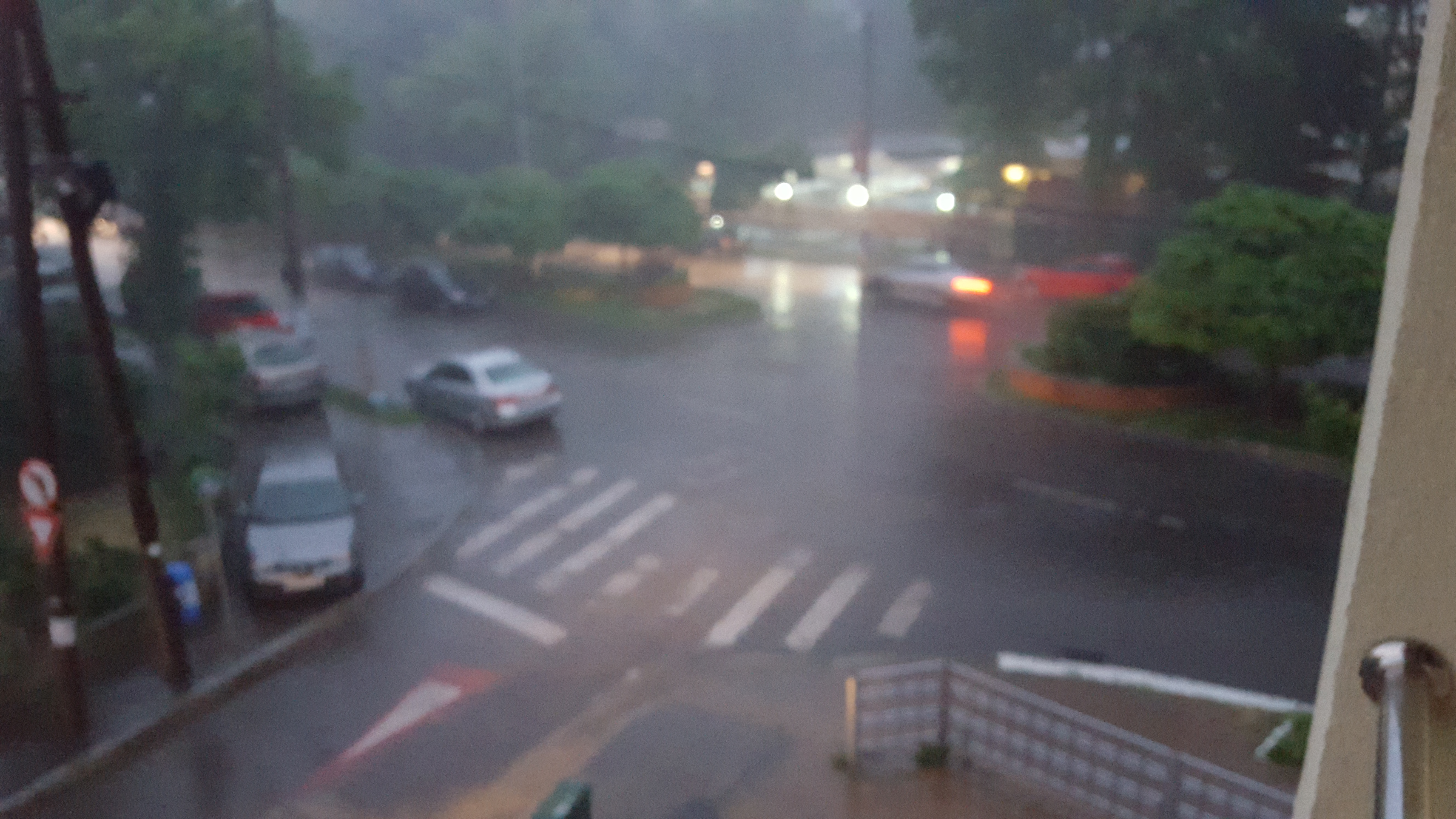 La un moment dat nu se mai vedea la doi metri in fata din cauza ploii