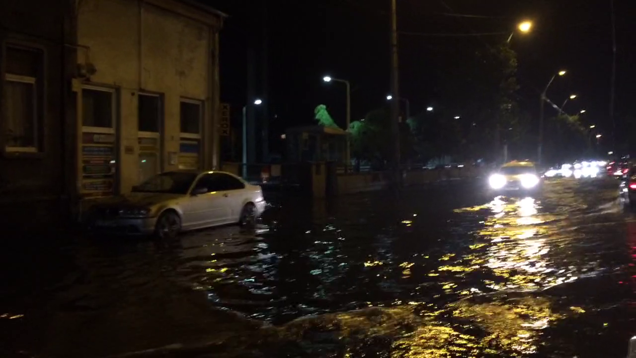 Nici nu a plouat jumatate de ora, ca Bucurestiul este deja inundat