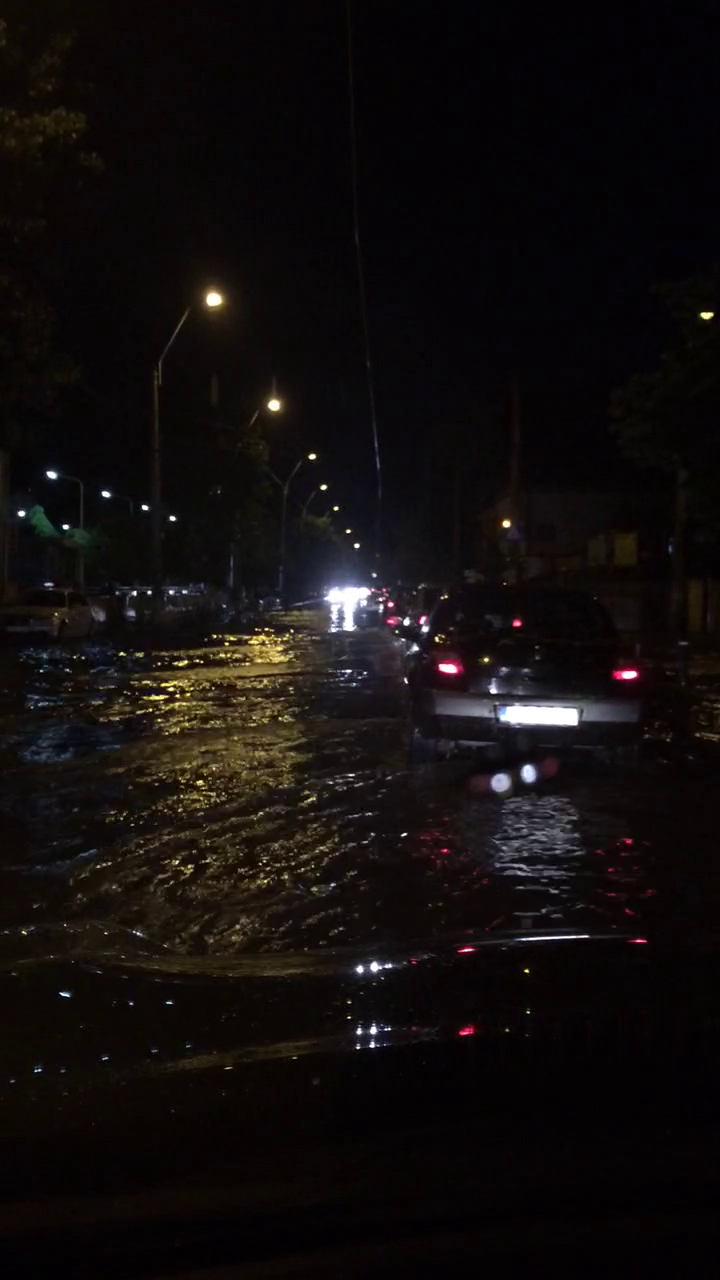 Deja se circula greu in Capitala din cauza apei acumulate pe carosabil