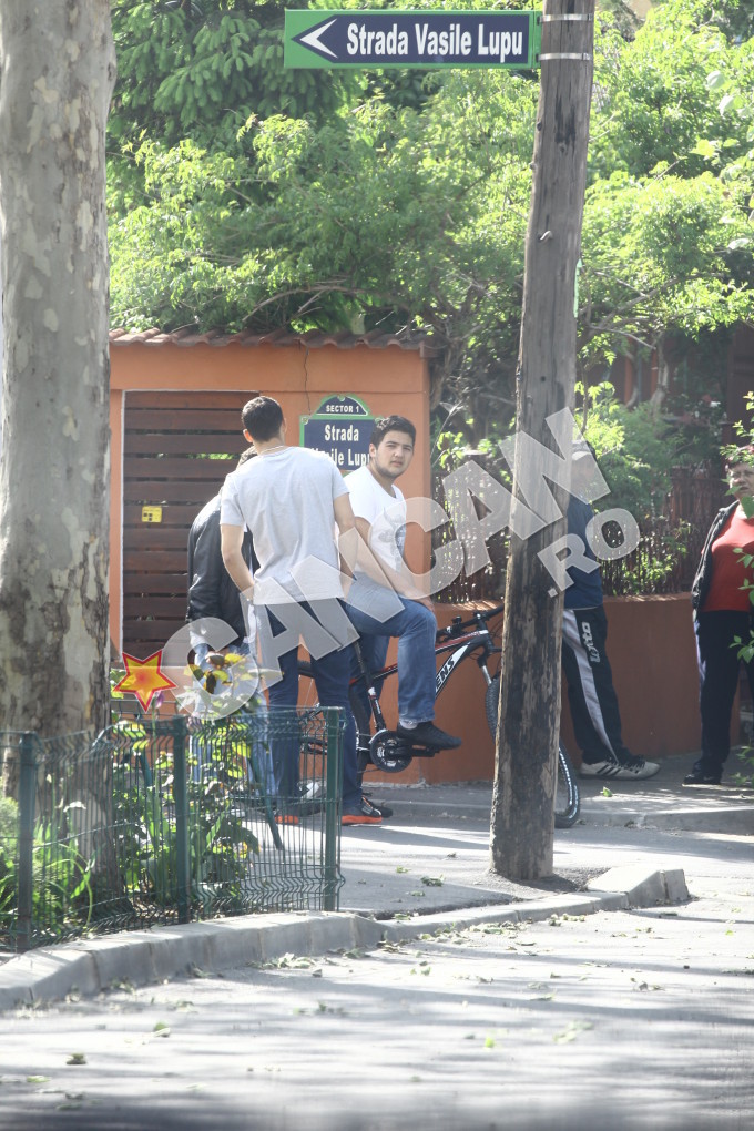 Tanarul isi vede linistit de viata