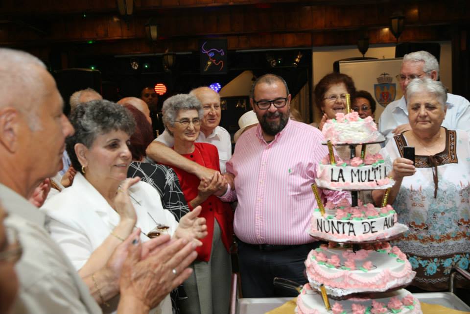 Piedone a sarbatorit alaturi de 50 de cupluri 50 de casnicie