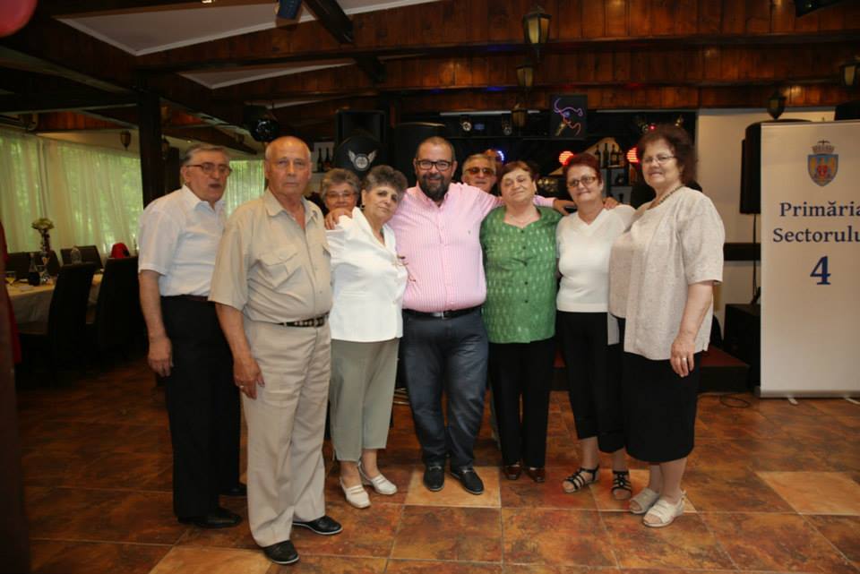 Piedone a gustat si el din tortul imens