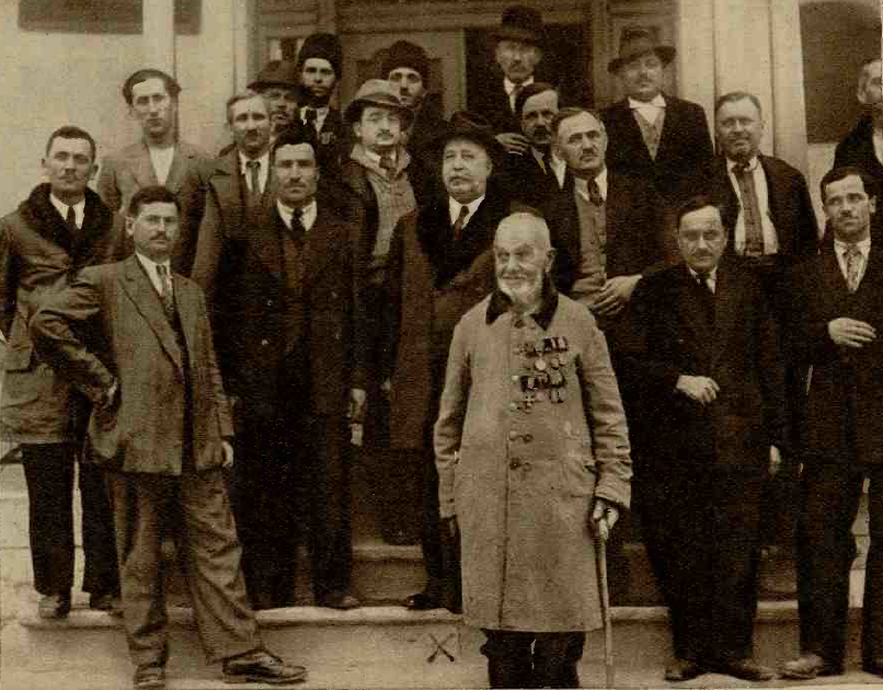 Comitetul din Patarlagele (in centrul fotografiei se afla primarul) s-a implicat in strangerea de fonduri pentru ca gemenii sa fie redati familiei lor