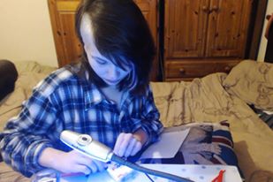 Ella lucreaza de zor la bijuterii