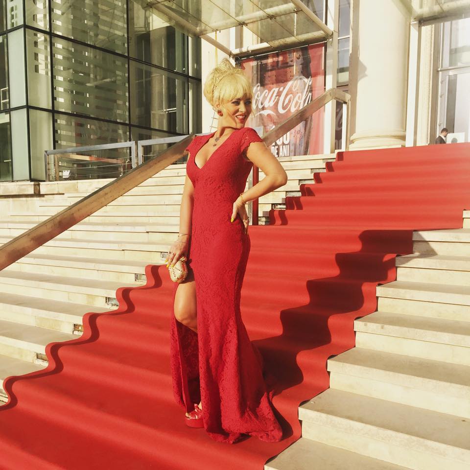 Delia Matache s-a imbracat cu o rochie extrem de sexy